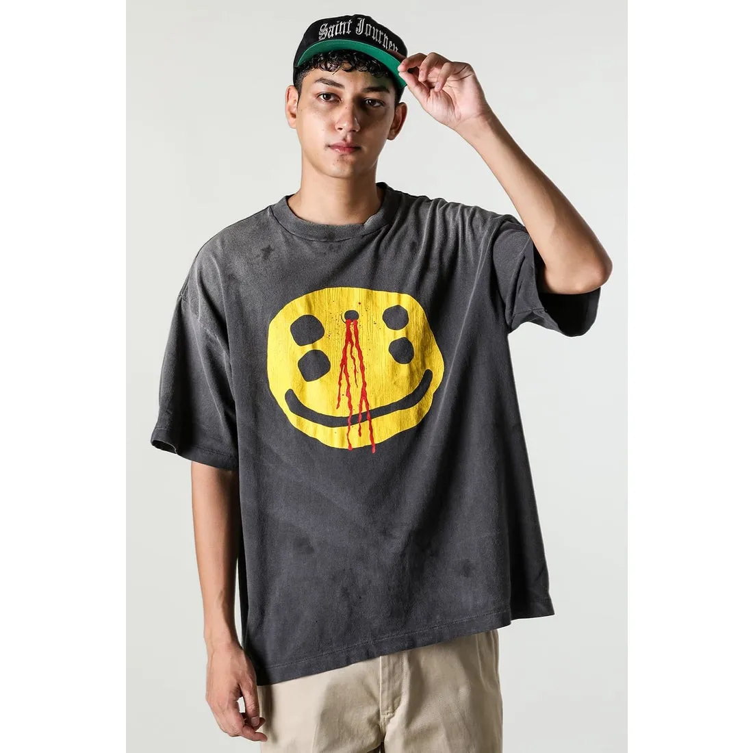 CACTUS PLANT FLEA MARKET x SAINT Mxxxxxx SMILE SS TEE/BLK CPFM co-branded model. Short-sleeved smiley face. Retro distressed TEE with four-eyed smile. Washed black S-XL. Look for the cylindrical fabric with no side seams. The open width is almost meaningless. Asut ready-made garments are dyed. The whole piece is sprayed and faded. The collar and cuffs are frayed. Many people hang it. Over-heavy work. Customized CPFM co-branded main mark/wash mark/with little angel for anti-counterfeiting